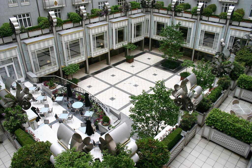 בריסל Steigenberger Icon Wiltcher'S מראה חיצוני תמונה The courtyard of the hotel