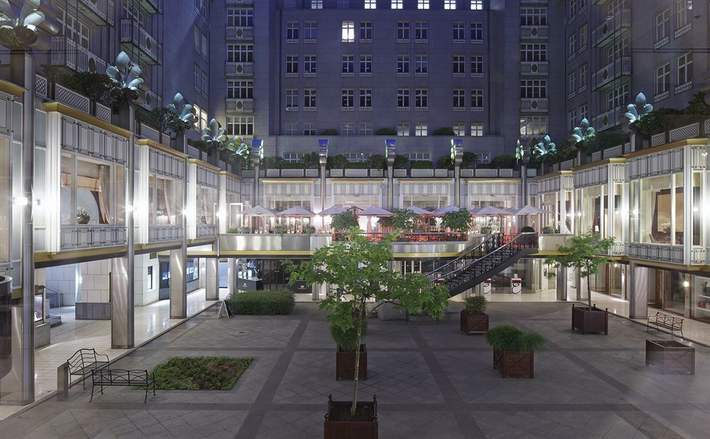 בריסל Steigenberger Icon Wiltcher'S מראה חיצוני תמונה The courtyard of the hotel